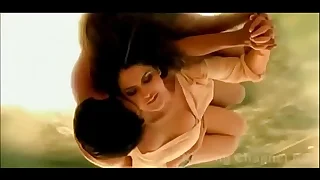 Zarine Khan Kisses Very Hot in abominate story 3